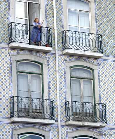 balconyLady